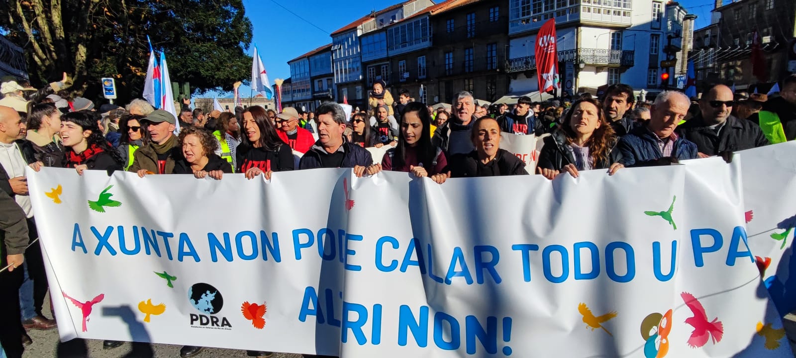 Máis de 100.000 persoas colapsan Santiago ao berro de “Altri Non”